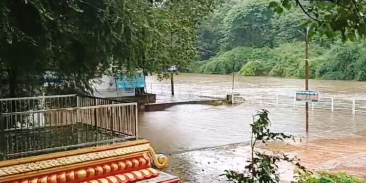 ಸುಬ್ರಮಣ್ಯ : ಭಾರೀ ಮಳೆಗೆ ಮತ್ತೆ ತುಂಬಿ ಹರಿಯುತ್ತಿರುವ ಕುಮಾರಧಾರ ಸ್ನಾನಘಟ್ಟ : ನದಿಗೆ ಇಳಿಯದಂತೆ ಸೂಚನೆ..!!