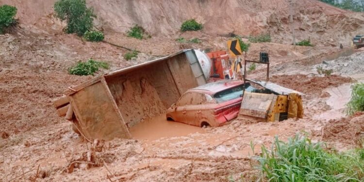 ಶಿರಾಡಿ ಘಾಟ್ನಲ್ಲಿ ಮತ್ತೆ ಭಾರೀ ಭೂಕುಸಿತ, ಮಣ್ಣಿನಡಿ ಸಿಲುಕಿದ ಹಲವು ವಾಹನಗಳು :ವಾಹನ ಸಂಚಾರ ಸಂಪೂರ್ಣ ಬಂದ್..!!