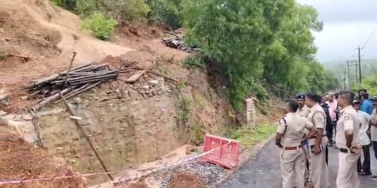 ಬೈಂದೂರು :ಮತ್ತೊಂದು ಅವಘಡದ ಮುನ್ಸೂಚನೆ-ಕುಸಿ ಯುತ್ತಿರುವ ಸೋಮೇಶ್ವರ ಗುಡ್ಡ..!!