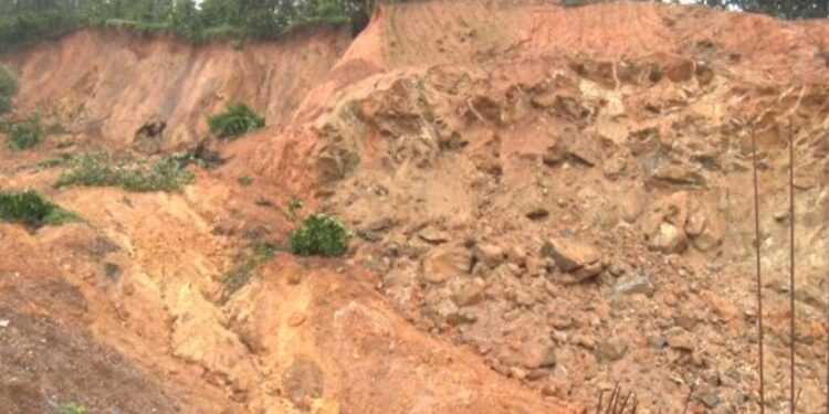 ಶಿರಾಡಿ ಘಾಟ್ ರಸ್ತೆಯಲ್ಲಿ ಮತ್ತೆ  ಕುಸಿದ ಗುಡ್ಡ :  ವಾಹನ ಸಂಚಾರ ಬಂದ್..!!