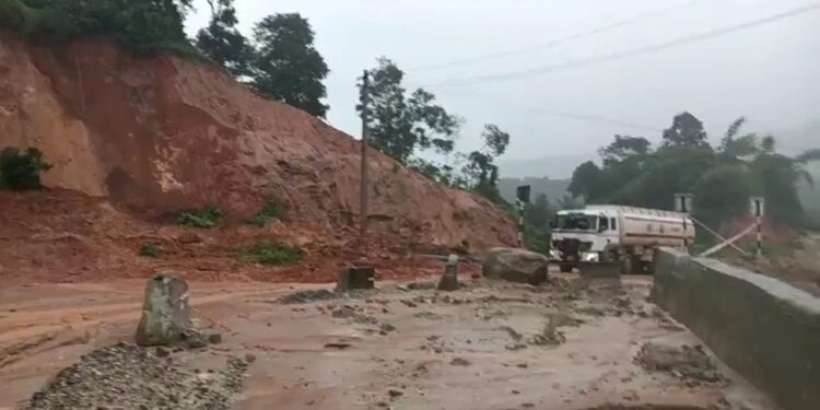 ನಿರಂತರ ಮಳೆ ಶಿರಾಡಿ ಘಾಟ್ ನಲ್ಲಿ ಚಲಿಸುತ್ತಿದ್ದ ಕಾರಿನ ಮೇಲೆ ಮಣ್ಣು ಕುಸಿತ , ಚಾಲಕ ಪಾರು, ಸಂಚಾರ ಸ್ಥಗಿತ..!!