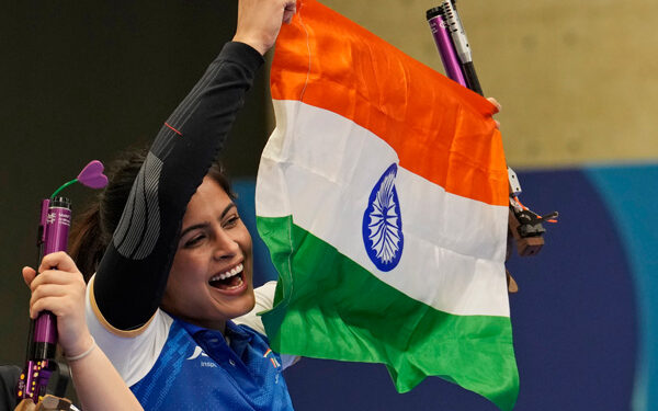 ಒಲಿಂಪಿಕ್ಸ್ 2024ರಲ್ಲಿ ಭಾರತಕ್ಕೆ ಮೊದಲ ಪದಕ : ಮಹಿಳೆಯರ 10 ಮೀ. ಏರ್ ಪಿಸ್ತೂಲ್ ನಲ್ಲಿ ಕಂಚಿನ ಪದಕ ಗೆದ್ದು ಸಂಭ್ರಮಿಸಿದ ಶೂಟರ್ ಮನು ಭಾಕರ್..!!