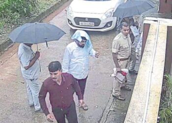 ಕುಂದಾಪುರ : ಕಾರುಗಳಲ್ಲಿ ಪೊಲೀಸ್‌ ಹಾಗೂ ಅಧಿಕಾರಿಗಳ ಸೋಗಿನಲ್ಲಿ ಮಣೂರಿನ ಉದ್ಯಮಿಯೊಬ್ಬರ ಮನೆಗೆ ಬಂದ ಅಪರಿಚಿತರ ತಂಡ : ಸ್ಥಳೀಯರಲ್ಲಿ ಆತಂಕ..!!