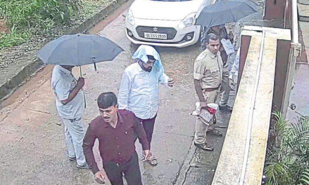 ಕುಂದಾಪುರ : ಕಾರುಗಳಲ್ಲಿ ಪೊಲೀಸ್ ಹಾಗೂ ಅಧಿಕಾರಿಗಳ ಸೋಗಿನಲ್ಲಿ ಮಣೂರಿನ ಉದ್ಯಮಿಯೊಬ್ಬರ ಮನೆಗೆ ಬಂದ ಅಪರಿಚಿತರ ತಂಡ : ಸ್ಥಳೀಯರಲ್ಲಿ ಆತಂಕ..!!