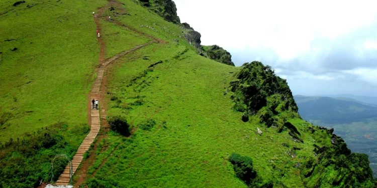 ದಕ್ಷಿಣ ಕನ್ನಡ : ಭಾರೀ ಮಳೆ ಹಿನ್ನೆಲೆ ಮಳೆಗಾಲ ಮುಗಿಯುವ ತನಕ ಜಿಲ್ಲೆಯಲ್ಲಿ ಗಿರಿಶಿಖರಗಳ ಚಾರಣ ನಿಷೇಧಿಸಿ ಜಿಲ್ಲಾಧಿಕಾರಿ ಆದೇಶ ..!!