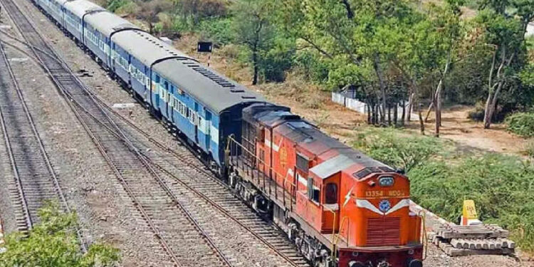 ಕಡಗರವಳ್ಳಿ-ಯಡಕುಮೇರಿ ನಡುವೆ ರೈಲ್ವೆ ಹಳಿಯ ಮೇಲೆ ಕುಸಿದ ಮಣ್ಣು: ಬೆಂಗಳೂರು- ಮಂಗಳೂರು ಮಾರ್ಗದ 8 ರೈಲುಗಳ ಸಂಚಾರ ಬಂದ್ ..!