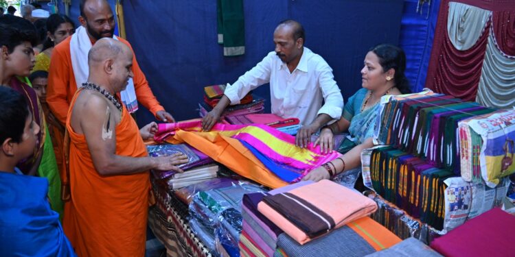 ಉಡುಪಿ :ಶ್ರೀ ಕೃಷ್ಣ ಮಠದ ರಾಜಾಂಗಣದಲ್ಲಿ  ಕೈಮಗ್ಗ ಸೀರೆಗಳ ಉತ್ಸವಕ್ಕೆ ಪುತ್ತಿಗೆ ಶ್ರೀಪಾದರಿಂದ ಚಾಲನೆ..!!