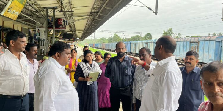 ಇಂದ್ರಾಳಿ ರೈಲ್ವೇ ನಿಲ್ದಾಣಕ್ಕೆ ಶಾಸಕ ಯಶ್ ಪಾಲ್ ಸುವರ್ಣ ಅಧಿಕಾರಿಗಳೊಂದಿಗೆ ಭೇಟಿ : ನಿಲ್ದಾಣದ ಅಭಿವೃದ್ಧಿಗೆ ವಿಶೇಷ ಪ್ರಯತ್ನದ ಭರವಸೆ..!!