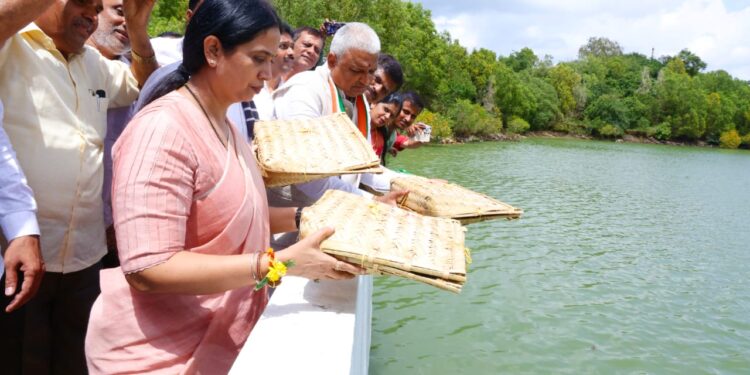 ಭದ್ರಾ ಜಲಾಶಯಕ್ಕೆ ಬಾಗಿನ ಅರ್ಪಿಸಿ , ಗಂಗಾಪೂಜಾ ಸಮಾರಂಭ ಉದ್ಘಾಟಿಸಿದ ಸಚಿವೆ ಲಕ್ಷ್ಮೀ ಹೆಬ್ಬಾಳಕರ್..!!