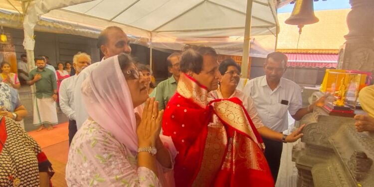 ಉಚ್ಚಿಲ ಶ್ರೀ ಮಹಾಲಕ್ಷ್ಮೀ ದೇವಸ್ಥಾನಕ್ಕೆ ಮಾಜಿ ಕೇಂದ್ರ ಸಚಿವರಾದ ಶ್ರೀ ಸುರೇಶ್ ಪ್ರಭು ದಂಪತಿ ಭೇಟಿ..!!