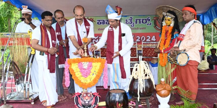 ಕಾರ್ಕಳ ಟೈಗರ್ಸ್ ಪ್ರಶಾಂತ್ ಅಭಿಮಾನಿ ಬಳಗ ವತಿಯಿಂದ ಕೆಸರ್ದ ಕಮ್ಮೆನ :ಕಂಬಳದ ಕೋಣಗಳನ್ನು ಓಡಿಸುವ ಮೂಲಕ ಮೆರುಗು ಹೆಚ್ಚಿಸಿದ ಕೆಸರೋಡೊಂಜಿ ಕಾರ್ಯಕ್ರಮ..!!