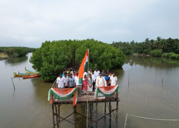 ನದಿಯ ಮದ್ಯೆ ಕಾಂಡ್ಲಾ ಮರದ ನಡುವೆ ಕಾಂಡ್ಲಾ ನದಿಗೆ ಸೇತುವೆ ರಚಿಸಿ ರಾಷ್ಟ್ರಧ್ವಜ ಹಾರಿಸಿ ರಾಷ್ಟ್ರ ಪ್ರೇಮ ಮೆರೆದ ಸಾಲಿಗ್ರಾಮ ಕಯಾಕಿಂಗ್ ತಂಡ..!!