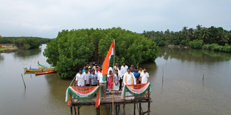 ನದಿಯ ಮದ್ಯೆ ಕಾಂಡ್ಲಾ ಮರದ ನಡುವೆ ಕಾಂಡ್ಲಾ ನದಿಗೆ ಸೇತುವೆ ರಚಿಸಿ ರಾಷ್ಟ್ರಧ್ವಜ ಹಾರಿಸಿ ರಾಷ್ಟ್ರ ಪ್ರೇಮ ಮೆರೆದ ಸಾಲಿಗ್ರಾಮ ಕಯಾಕಿಂಗ್ ತಂಡ..!!