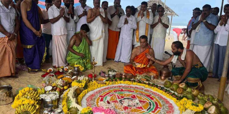 ಮಲ್ಪೆ ಮೀನುಗಾರರ ಸಂಘದ ನೇತೃತ್ವದಲ್ಲಿ ಕಡಲ ಕಿನಾರೆಯಲ್ಲಿ “ಸಮುದ್ರ ಪೂಜೆ” ಸಂಪನ್ನ..!!