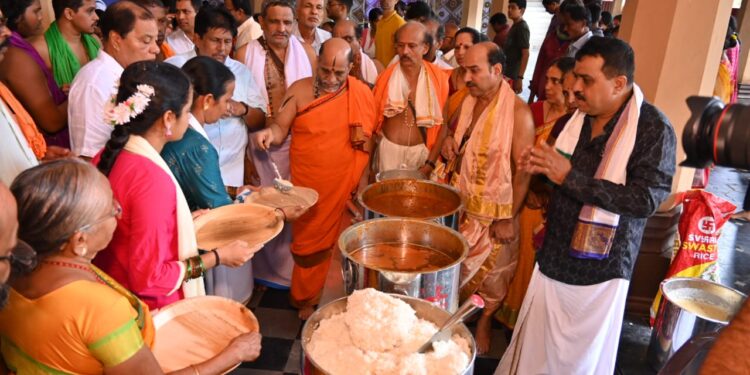 ಕೃಷ್ಣ ಜನ್ಮಾಷ್ಟಮಿಯ ಮಹಾ ಅನ್ನಪ್ರಸಾದಕ್ಕೆ  ಪರ್ಯಾಯ ಶ್ರೀಪಾದರಿಂದ ಚಾಲನೆ..!!