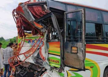 ತಲ್ಲೂರು ಪ್ರವಾಸಿ ಬಳಿ ಬೈಂದೂರುನಿಂದ  ಕುಂದಾಪುರದತ್ತ ಸಾಗುತ್ತಿದ್ದ ಬಸ್ ಗೆ ಲಾರಿ  ಡಿಕ್ಕಿ : ಹಲವು ವಿದ್ಯಾರ್ಥಿಗಳಿಗೆ ಗಂಭೀರ ಗಾಯ..!!