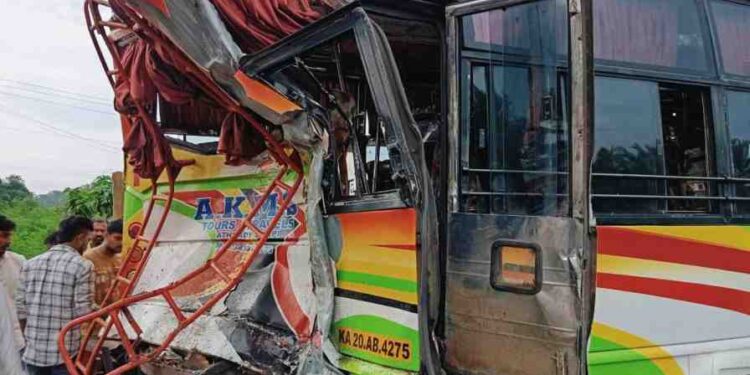 ತಲ್ಲೂರು ಪ್ರವಾಸಿ ಬಳಿ ಬೈಂದೂರುನಿಂದ  ಕುಂದಾಪುರದತ್ತ ಸಾಗುತ್ತಿದ್ದ ಬಸ್ ಗೆ ಲಾರಿ  ಡಿಕ್ಕಿ : ಹಲವು ವಿದ್ಯಾರ್ಥಿಗಳಿಗೆ ಗಂಭೀರ ಗಾಯ..!!