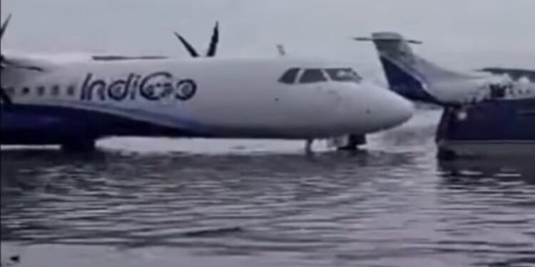 ಭಾರೀ ಮಳೆಯಿಂದಾಗಿ ಸಂಪೂರ್ಣ ಜಲಾವೃತಗೊಂಡ ಕೋಲ್ಕತ್ತಾ ವಿಮಾನ ನಿಲ್ದಾಣದ ರನ್ವೇ…!!