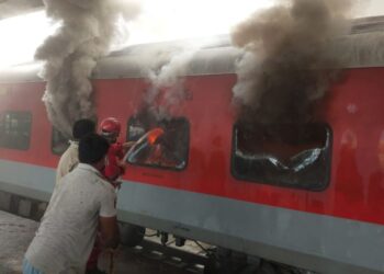 ವಿಶಾಖಪಟ್ಟಣಂ : ನಿಲ್ದಾಣದಲ್ಲಿ ನಿಂತಿದ್ದ ರೈಲಿನಲ್ಲಿ ಬೆಂಕಿ : 3 ಬೋಗಿಗಳು ಅಗ್ನಿಗಾಹುತಿ..!!