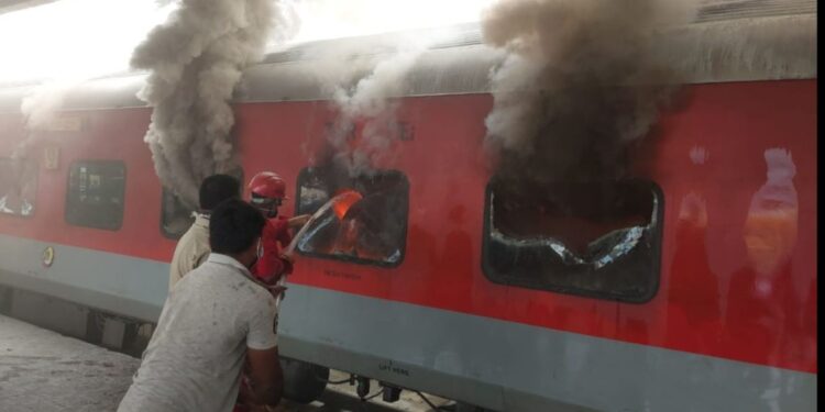 ವಿಶಾಖಪಟ್ಟಣಂ : ನಿಲ್ದಾಣದಲ್ಲಿ ನಿಂತಿದ್ದ ರೈಲಿನಲ್ಲಿ ಬೆಂಕಿ : 3 ಬೋಗಿಗಳು ಅಗ್ನಿಗಾಹುತಿ..!!