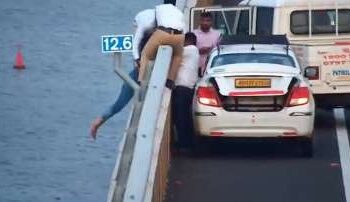 ಅಟಲ್ ಸೇತುವೆ ಮೇಲಿಂದ ಜಿಗಿದು ಆತ್ಮಹತ್ಯೆ ಮಾಡಿಕೊಳ್ಳಲು ಯತ್ನಿಸಿದ ಮಹಿಳೆ :ಕೂದಲು ಹಿಡಿದು ರಕ್ಷಣೆಗೆ ಮುಂದಾದ ಕ್ಯಾಬ್ ಚಾಲಕ..!!