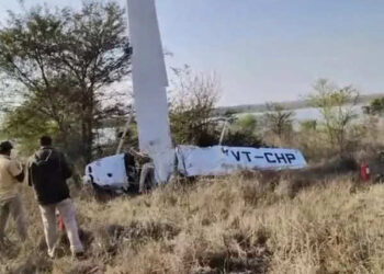 ಮಧ್ಯಪ್ರದೇಶ :ತರಬೇತಿ ವಿಮಾನ ಪತನ – ಇಬ್ಬರು ಪೈಲಟ್ ಗಳಿಗೆ ಗಾಯ..!!