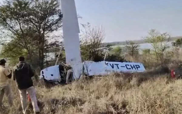 ಮಧ್ಯಪ್ರದೇಶ :ತರಬೇತಿ ವಿಮಾನ ಪತನ – ಇಬ್ಬರು ಪೈಲಟ್ ಗಳಿಗೆ ಗಾಯ..!!