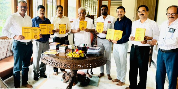 ಉಡುಪಿ: ನ್ಯಾಯಾಲಯ ಮತ್ತು ವಕೀಲರ ಸಂಘದ ಶತಮಾನೋತ್ತರ ಬೆಳ್ಳಿ ಹಬ್ಬ- ಧರ್ಮಸ್ಥಳದಲ್ಲಿ ಆಮಂತ್ರಣ ಪತ್ರಿಕೆ ಬಿಡುಗಡೆ..!!