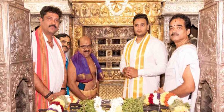 ಶ್ರೀ ಕೃಷ್ಣ ಮಠಕ್ಕೆ ಮೈಸೂರಿನ ಶ್ರೀ ಯದುವೀರ್ ಕೃಷ್ಣದತ್ತ ಚಾಮರಾಜ ಒಡೆಯರ್ ಬೇಟಿ..!!