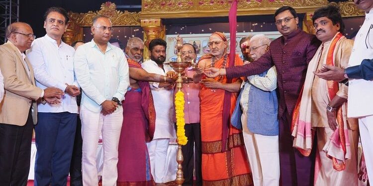 ವೈಭವದ ವಿರಾಟ್ ವಿಶ್ವಕರ್ಮ ಮಹೋತ್ಸವ : ಸಾಧಕರಿಗೆ ವಿಶ್ವಕರ್ಮ ಶ್ರೀ, ವಿಶ್ವಕರ್ಮ ಸೇವಾ ರತ್ನ ಸೇರಿ ವಿವಿಧ ಪ್ರಶಸ್ತಿಗಳನ್ನು ಪ್ರದಾನ..!!