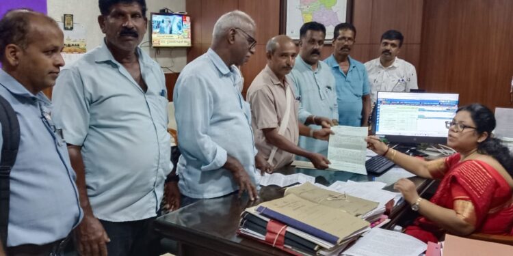 ಭತ್ತದ ಕಟಾವು ಯಂತ್ರದ ಮಾಲಕರಿಂದ ರೈತರ ಸುಲಿಗೆ:ಕರ್ನಾಟಕ ಪ್ರಾಂತ ರೈತ ಸಂಘ ಆರೋಪ..!!