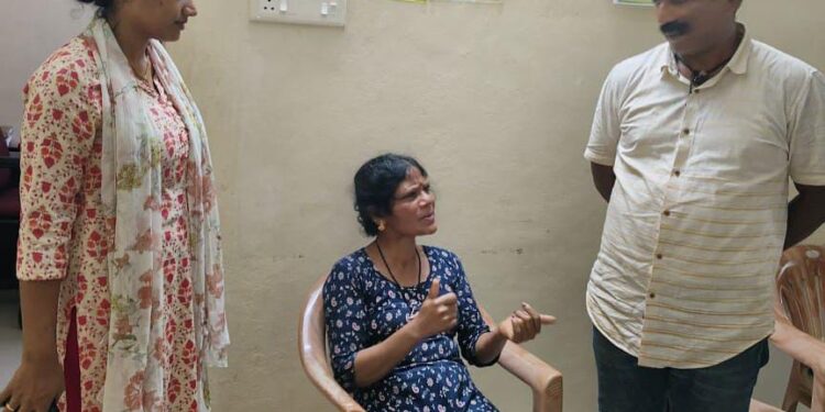 ಬಲವಂತವಾಗಿ ಕಾರಿನಿಂದ ದೂಡಲ್ಪಟ್ಟ ಮಹಿಳೆಯ ರಕ್ಷಣೆ: ಸಂಬಂಧಿಕರು ಮಹಿಳಾ ಠಾಣೆ ಅಥವಾ ಸಖಿ ಸೆಂಟರ್ ಸಂಪರ್ಕಿಸುವಂತೆ ಸೂಚನೆ..!!