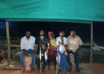 ರಾ.ಹೆ. 169 : ಪ್ರಯಾಣಿಕರ ತಂಗುದಾಣ ನಿರ್ಮಾಣ ಮಾಡದ ಇಲಾಖೆ : ಸಾಣೂರಿನಲ್ಲಿ  ತಾತ್ಕಾಲಿಕ ತಂಗುದಾಣ ನಿರ್ಮಿಸಿದ ಸ್ಥಳೀಯರು .!!