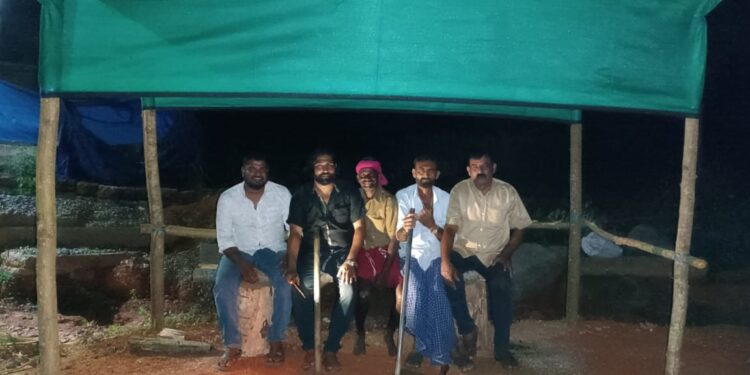 ರಾ.ಹೆ. 169 : ಪ್ರಯಾಣಿಕರ ತಂಗುದಾಣ ನಿರ್ಮಾಣ ಮಾಡದ ಇಲಾಖೆ : ಸಾಣೂರಿನಲ್ಲಿ  ತಾತ್ಕಾಲಿಕ ತಂಗುದಾಣ ನಿರ್ಮಿಸಿದ ಸ್ಥಳೀಯರು .!!