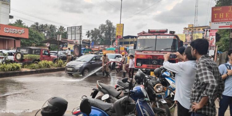 ಉಡುಪಿ:ಸಿಟಿ ಬಸ್ ಸ್ಟಾಂಡ್ ಬಳಿ ವಾಹನವೊಂದರಿಂದ ತೈಲ ಸೋರಿಕೆಯಾದ ಪರಿಣಾಮ ಸ್ಕಿಡ್ ಆದ ದ್ವಿಚಕ್ರ ವಾಹನಗಳು ..!!