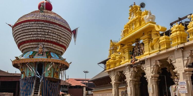 ಉಡುಪಿ :ಕೇಂದ್ರ ಸರ್ಕಾರದ ಅಧಿಕಾರಿ ಎಂಬ ಸೋಗಿನಲ್ಲಿ ಶ್ರೀ ಕೃಷ್ಣ ಮಠಕ್ಕೆ ಬಂದು ಅಥಿತ್ಯ ಸ್ವೀಕಾರ : ಪ್ರಕರಣ ಧಾಖಲು..!!