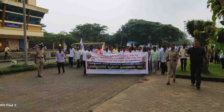 ಉಡುಪಿ : ವಿವಿಧ ಬೇಡಿಕೆಗಳ ಈಡೇರಿಕೆಗಾಗಿ ವಿಶೇಷ ಚೇತನರಿಂದ ಪ್ರತಿಭಟನೆ..!!