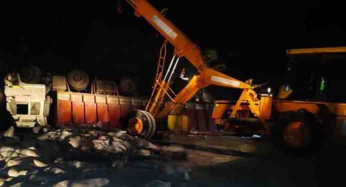 ಬೈಂದೂರು:ನಿಯಂತ್ರಣ ತಪ್ಪಿ ಪಲ್ಟಿಯಾದ ಸಿಮೆಂಟ್‌ ಲಾರಿ: ಚಾಲಕ ಸಾವು..!!