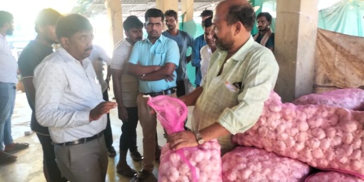 ಉಡುಪಿ : ಅಪಾಯಕಾರಿ ಚೀನಾ ಬೆಳ್ಳುಳ್ಳಿ ಮಾರಾಟ ಆರೋಪ : ಆದಿಉಡುಪಿ APMC ಮಾರುಕಟ್ಟೆಗೆ ನಗರಸಭಾ ಅಧಿಕಾರಿಗಳಿಂದ ದಾಳಿ ಪರಿಶೀಲನೆ..!!