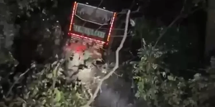 Uppinangadi ಚಾಲಕನ ನಿಯಂತ್ರಣ ತಪ್ಪಿ ಪ್ರಪಾತಕ್ಕೆ  ಬಿದ್ದ ಖಾಸಗಿ ಬಸ್ :ಚಾಲಕ ಮೃತ್ಯು..!!