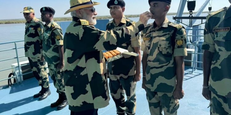 ಭಾರತ-ಪಾಕಿಸ್ತಾನ ಗಡಿಯಲ್ಲಿ ಯೋಧರೊಂದಿಗೆ ಪ್ರಧಾನಿ ನರೇಂದ್ರ ಮೋದಿ ದೀಪಾವಳಿ ಆಚರಣೆ ..!!