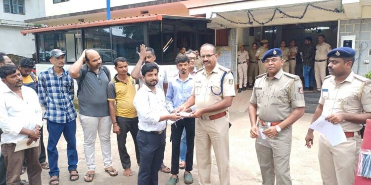 ಉಡುಪಿಯಲ್ಲಿ ಕಳವಾಗಿದ್ದ ಮೊಬೈಲ್‌ ಗಳು  ವಾರೀಸುದಾರರಿಗೆ ಹಸ್ತಾಂತರಿಸಿದ ಪೊಲೀಸರು..!!