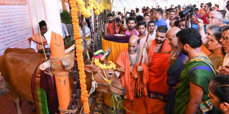 ಉಡುಪಿಯ ಶ್ರೀ ಕೃಷ್ಣ ಮಠದಲ್ಲಿ ಸಂಗೀತ ಸೇವೆಯೊಂದಿಗೆ ಗೋಪೂಜೆ..!!