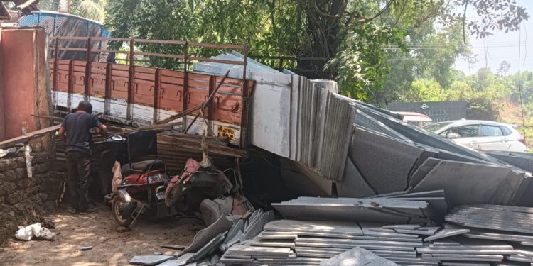 ಪರ್ಕಳ : ಹಿಮ್ಮುಖವಾಗಿ ಚಲಿಸಿದ ಗ್ರಾನೈಟ್‌ ತುಂಬಿದ ಲಾರಿ :ಗ್ಯಾರೇಜ್ ನಲ್ಲಿ ನಿಲ್ಲಿಸಿದ್ದ ನಾಲ್ಕೈದು ದ್ವಿಚಕ್ರ ವಾಹನಗಳು ಜಖಂ..!!