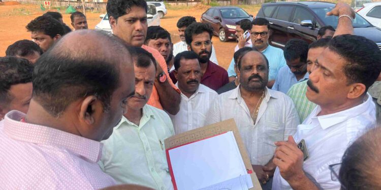 ಸಾರ್ವಜನಿಕರ ದೂರಿನ ಮೇರೆಗೆ ಬ್ರಹ್ಮಾವರ ಗಾಂಧಿ ಮೈದಾನಕ್ಕೆ ಅಧಿಕಾರಿಗಳೊಂದಿಗೆ ಶಾಸಕರ ಭೇಟಿ, ಪರಿಶೀಲನೆ ..!!