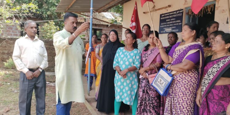 ಕಾರ್ಕಳ :ಬೀಡಿ ಎಲೆ ಸಮಸ್ಯೆ ವಿರೋಧಿಸಿ ಸಿಐಟಿಯು ನೇತೃತ್ವದಲ್ಲಿ ಪಿಕೆಟಿಪಿ ಕಂಪನಿಗೆ ಮುತ್ತಿಗೆ..!!