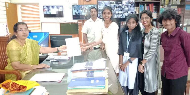 ವಿದ್ಯಾರ್ಥಿಗಳ ಅಂಕಪಟ್ಟಿ ಸಮಸ್ಯೆ:ಡಿಸಿಗೆ ಎಸ್ಎಫ್ಐ ಮನವಿ..!!