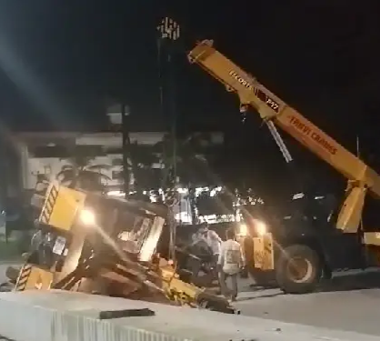 ಉಡುಪಿ:ಇಂದ್ರಾಳಿ ರೈಲ್ವೆ ಬ್ರಿಡ್ಜ್ ಕಾಮಗಾರಿ ಸಂದರ್ಭ ತಲೆಕೆಳಗಾಗಿ ಬಿದ್ದ ಕ್ರೈನ್..!!