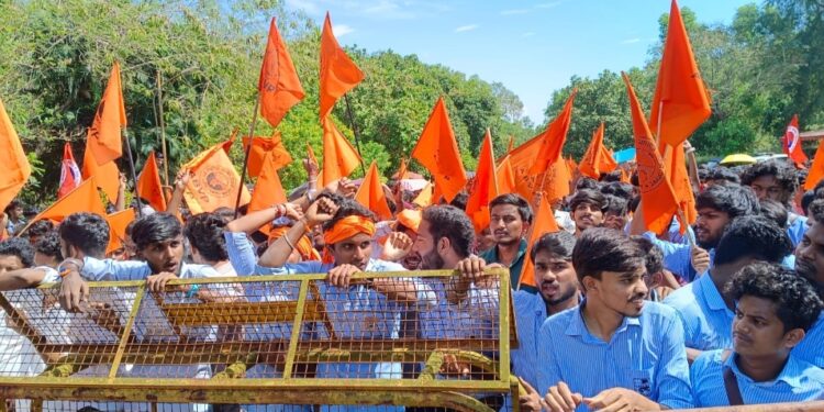 ಪರೀಕ್ಷಾ ಶುಲ್ಕ ಏರಿಕೆ ಖಂಡಿಸಿ ಮಂಗಳೂರು ವಿಶ್ವವಿದ್ಯಾನಿಲಯದಲ್ಲಿ ಎಬಿವಿಪಿ ವತಿಯಿಂದ ಪ್ರತಿಭಟನೆ..!!