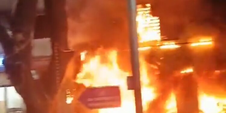 ಬೆಂಗಳೂರಿನ ಎಲೆಕ್ಟ್ರಿಕ್ ಸ್ಕೂಟರ್ ಶೋರೂಂನಲ್ಲಿ ಅವಘಡ : ಸೇಲ್ಸ್ ಗರ್ಲ್ ಸಜೀವದಹನ..!!